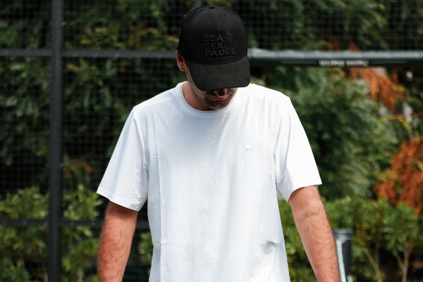 Joueur du club portant la casquette Sea, Sex & Padel