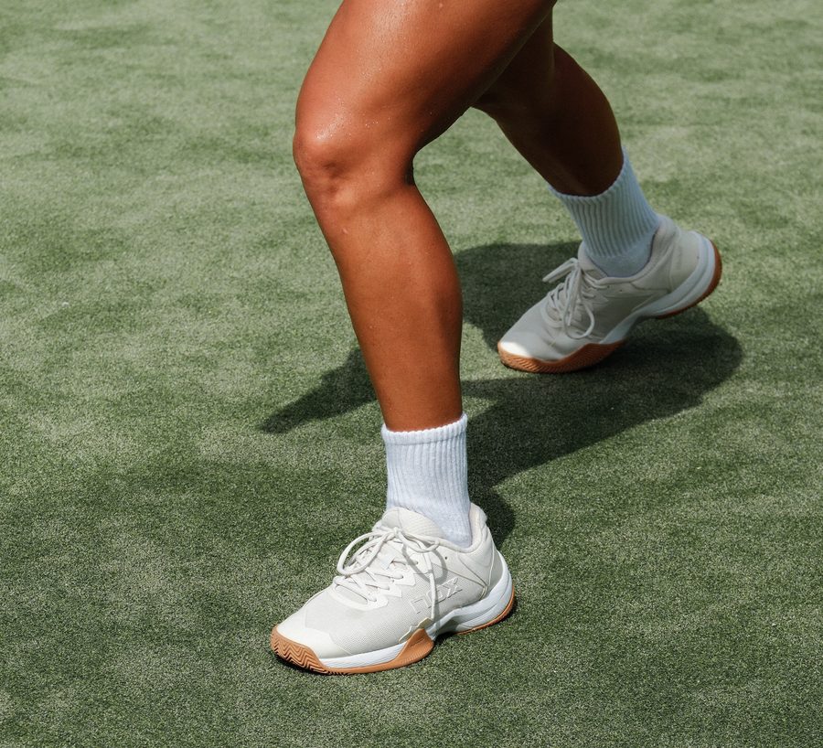 Chaussures de padel blanches en plein déplacement