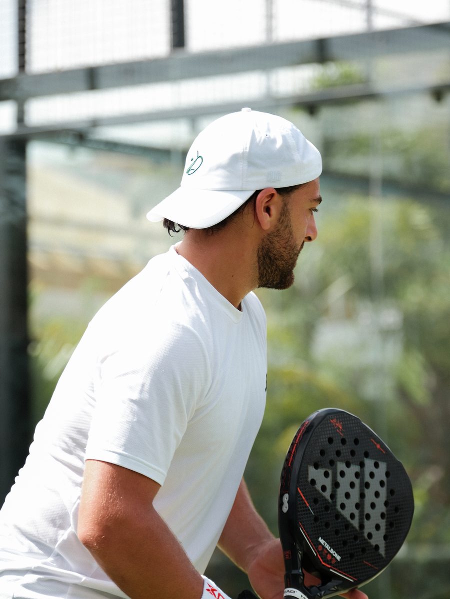 Joueur en t-shirt blanc et casquette