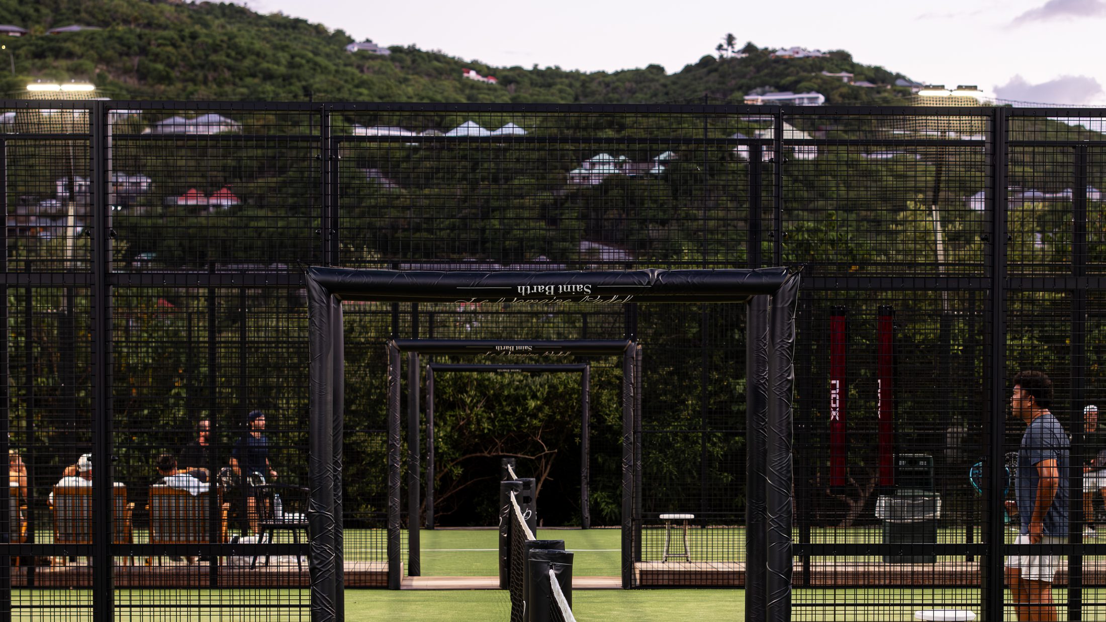 Les courts du Domaine Padel adossés aux collines de Saint-Barthélemy